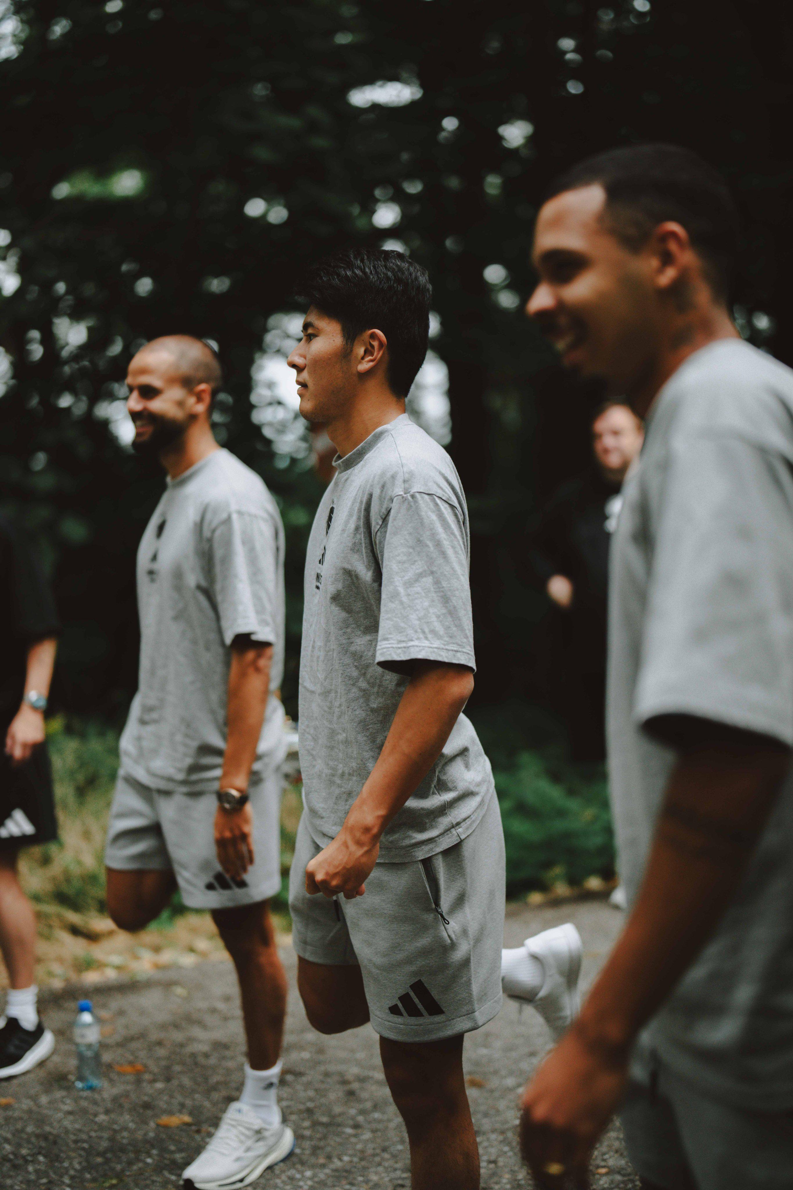 氣定神閑！哥本哈根客戰(zhàn)巴塞爾一觸即發(fā)，賽前球員集體散步