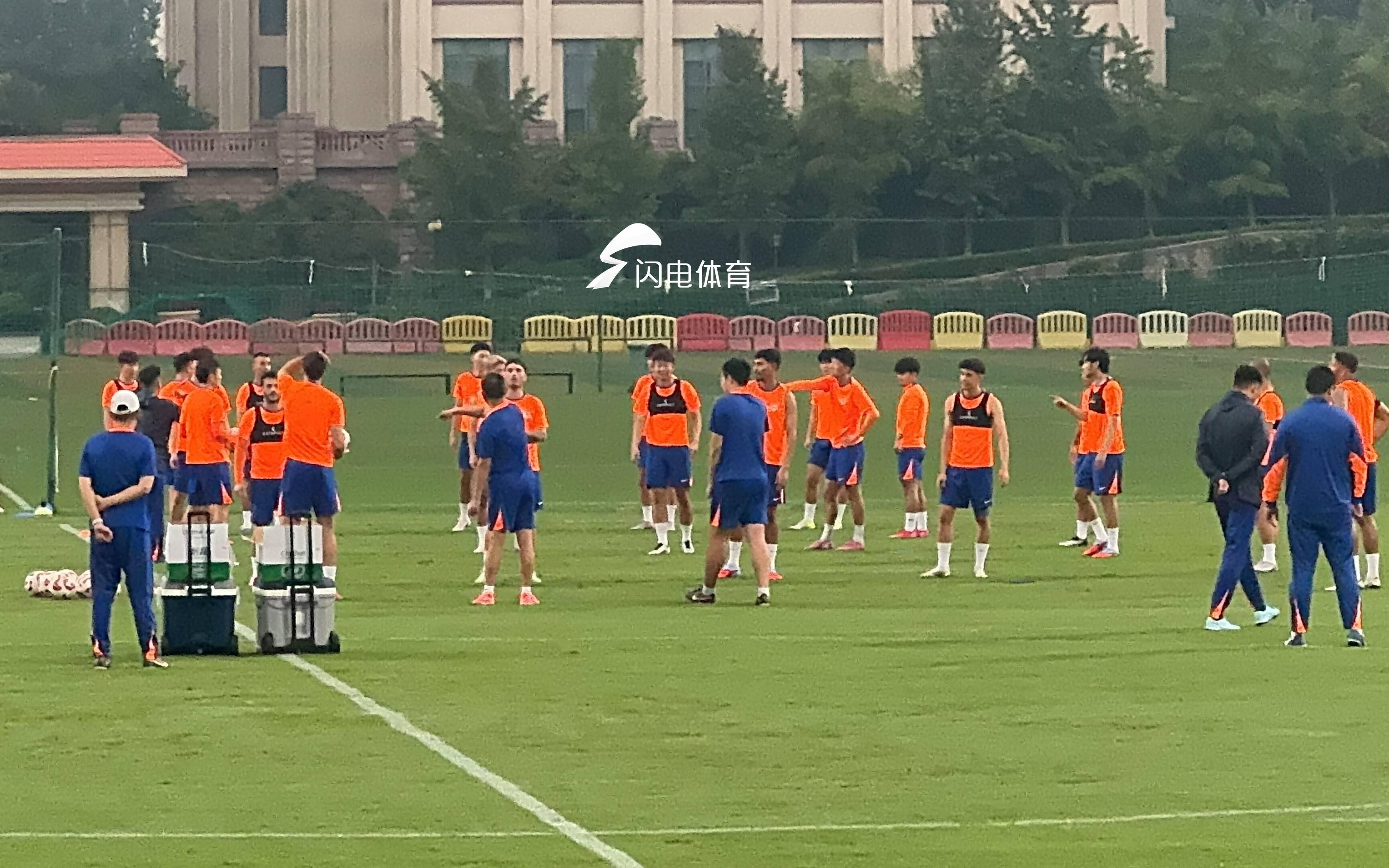 京魯大戰(zhàn)一觸即發(fā)山東泰山隊(duì)賽前訓(xùn)練共24人參加