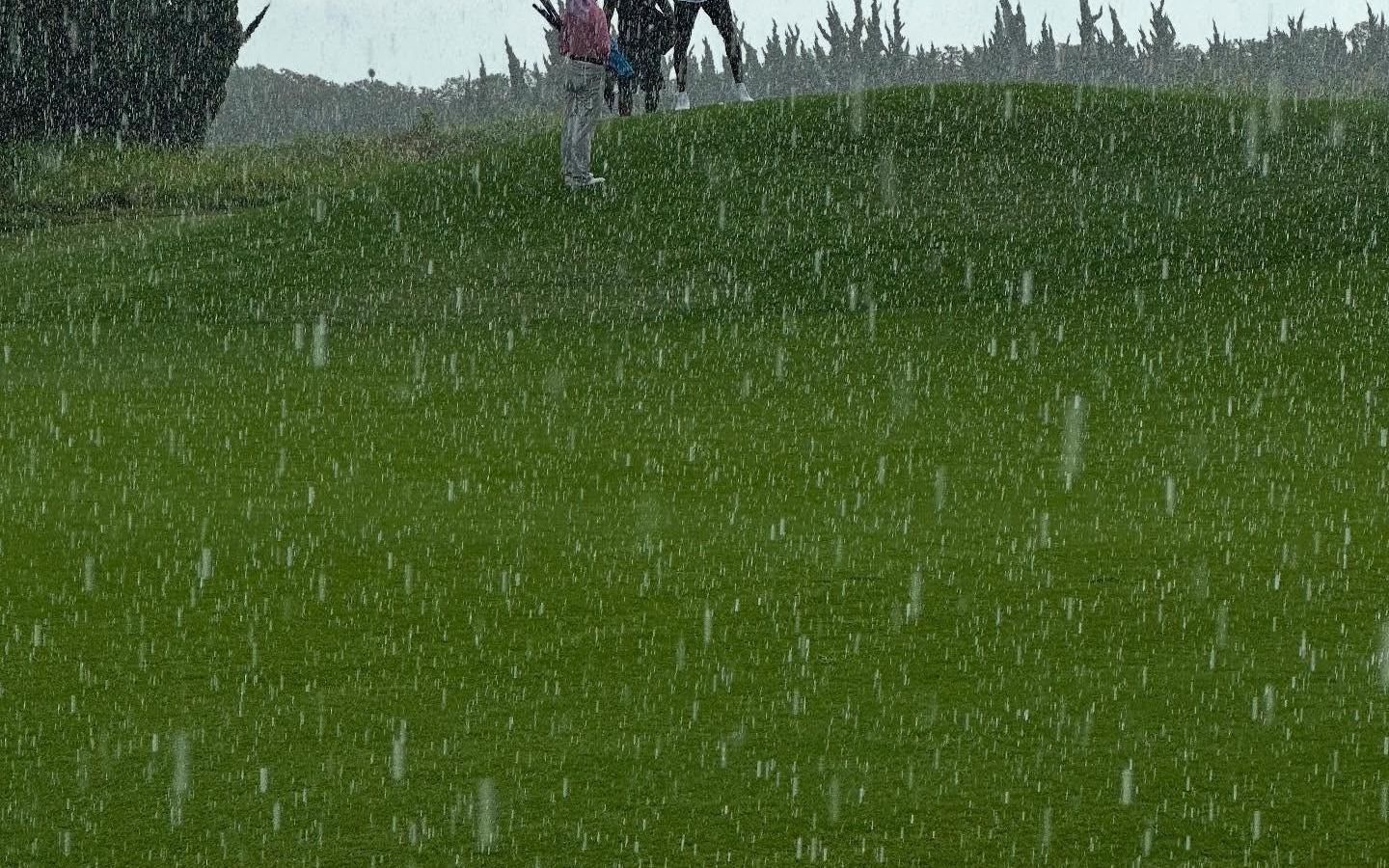 主業(yè)改了詹姆斯曬在成都冒雨打高爾夫視頻：你能忍受下雨嗎