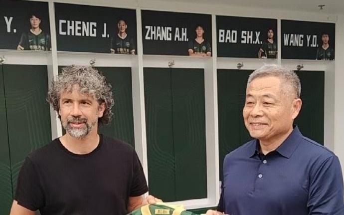 托馬西造訪浙江足球俱樂部，或者浙江隊球衣
