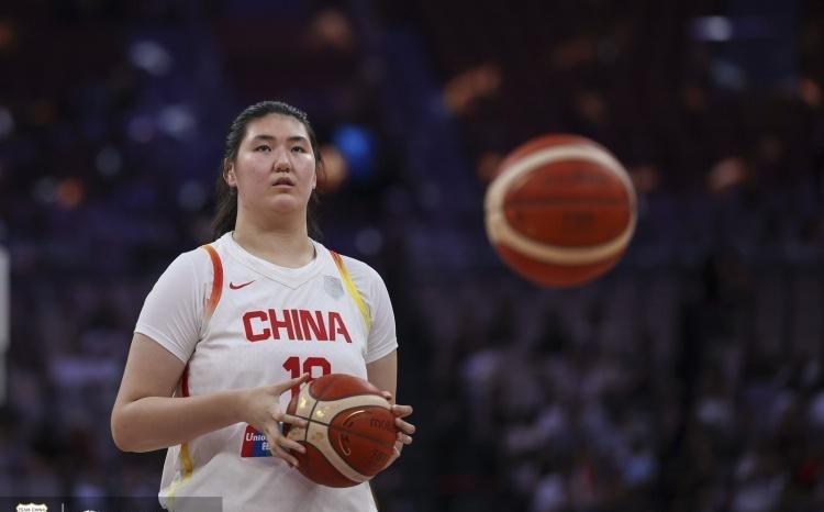 亞洲杯場(chǎng)均14分鐘15.6分！媒體人：山東女籃以不菲代價(jià)簽下張子宇